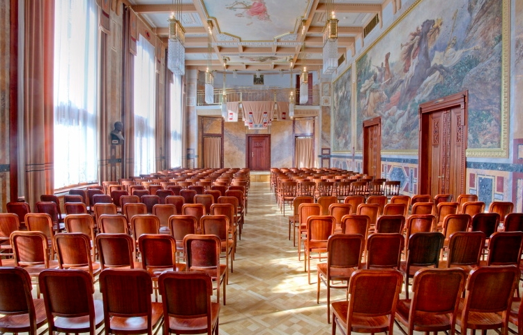 Grégrův sál, původně nazývaný besední. V sálu každého zaujmou nádherné stropní obrazy.